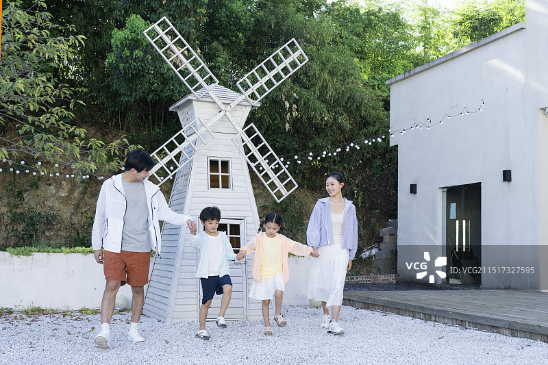 一家四口站在风车前图片素材