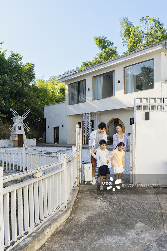 一家四口出发去旅游图片素材