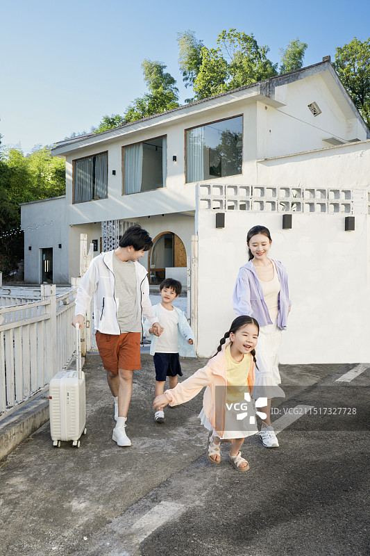一家四口出发去旅游图片素材