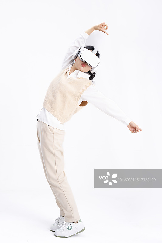 头戴VR眼镜的年轻女人图片素材