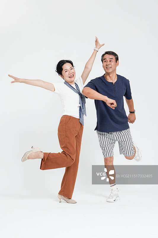 两个老年人快乐的摆着不同动作图片素材