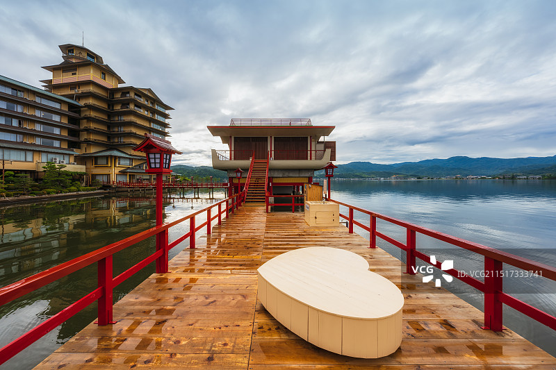 霓虹国，日本本州，中国地区，汤梨滨町，东乡湖，東鄉池，东乡温泉，望湖楼，山阴八景，日本唯一的湖上温泉图片素材