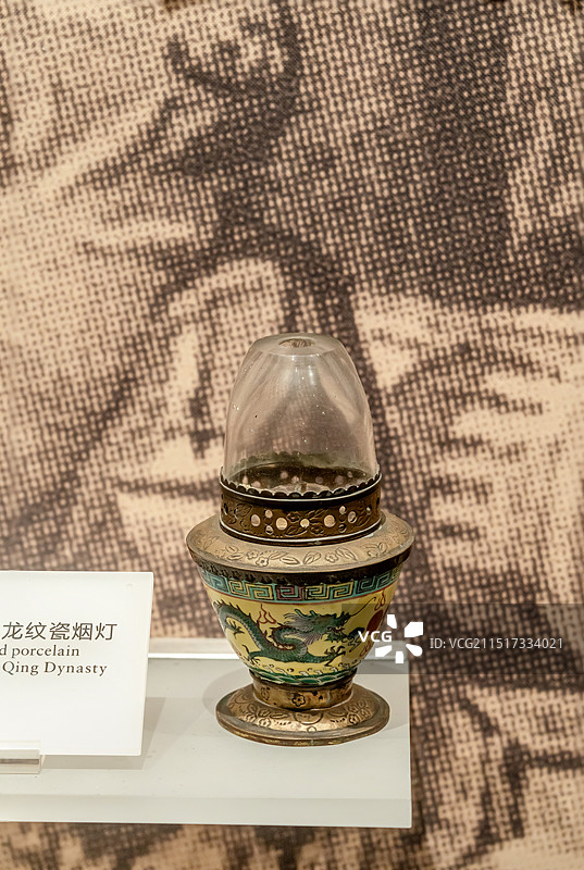清代镶铜粉彩龙纹瓷烟灯；虎门鸦片战争博物馆藏图片素材
