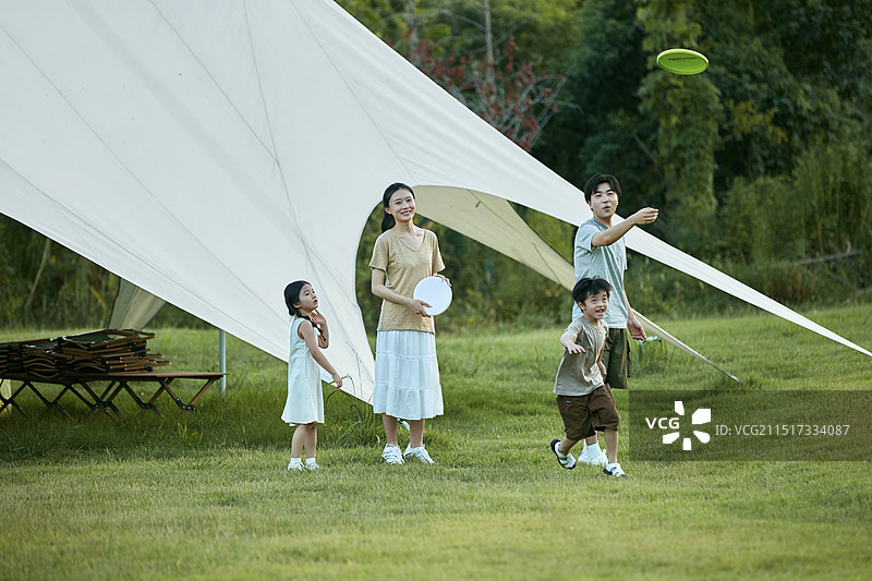 一起玩飞盘的一家四口图片素材