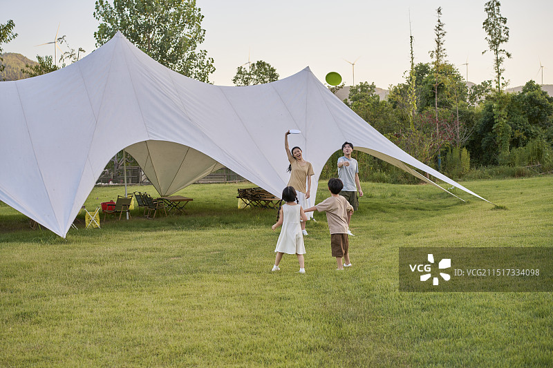 一起玩飞盘的一家四口图片素材