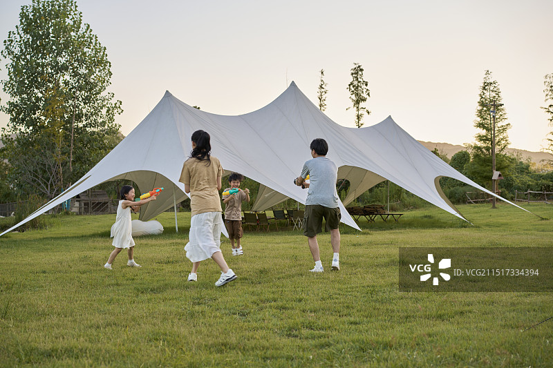 玩水枪的一家四口图片素材