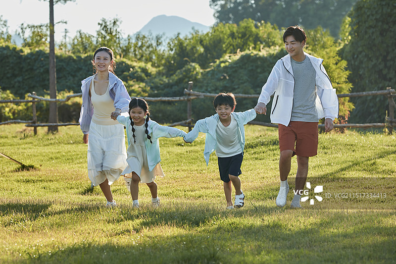 手牵手一起奔跑的一家四口图片素材