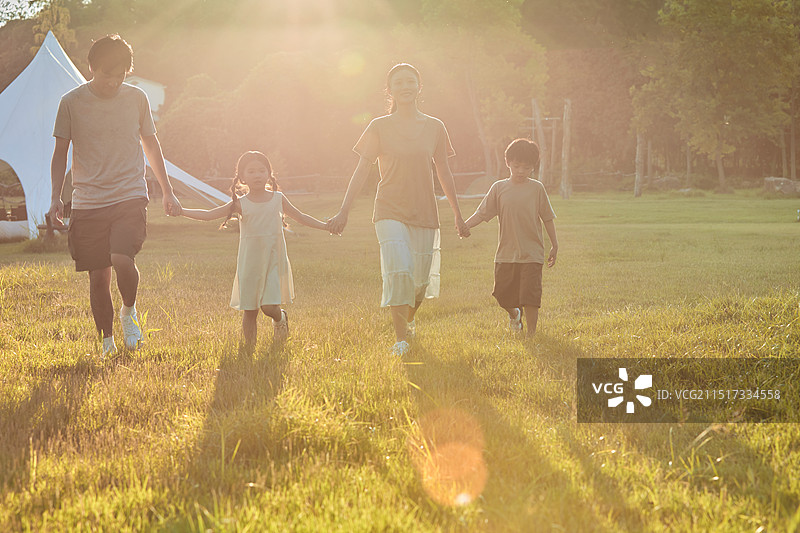 夕阳逆光下的一家四口图片素材