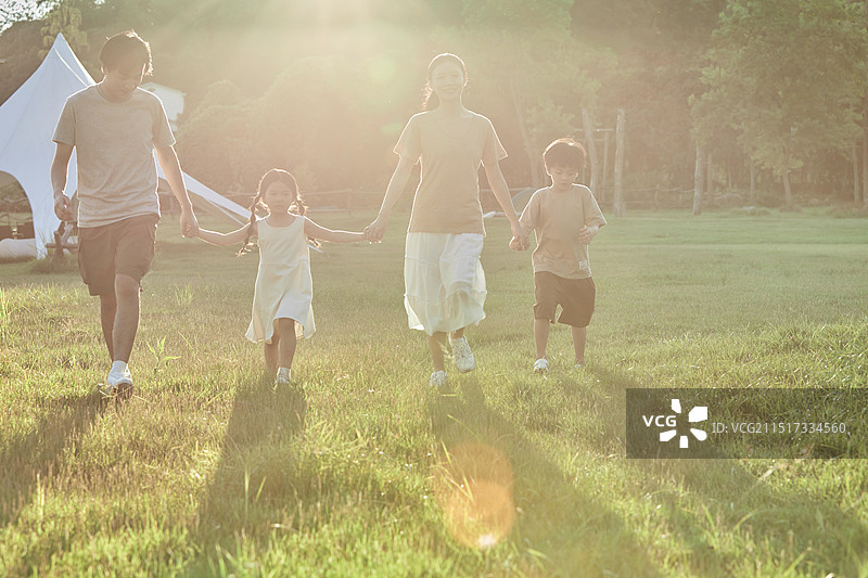 夕阳逆光下的一家四口图片素材