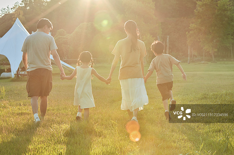 夕阳逆光下的一家四口图片素材