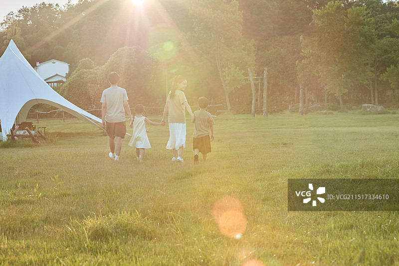 夕阳逆光下的一家四口图片素材