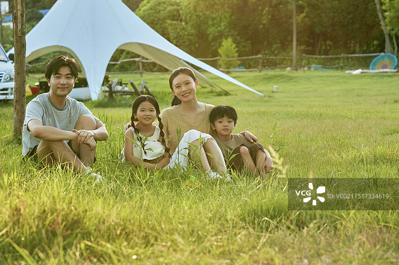 坐在草坪上的一家四口图片素材