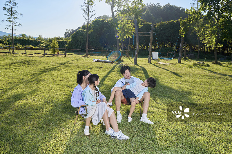 坐在父母身上的两个小朋友图片素材