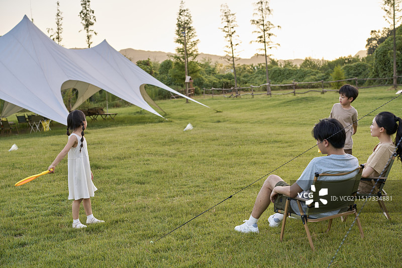 一起打球的一家四口图片素材