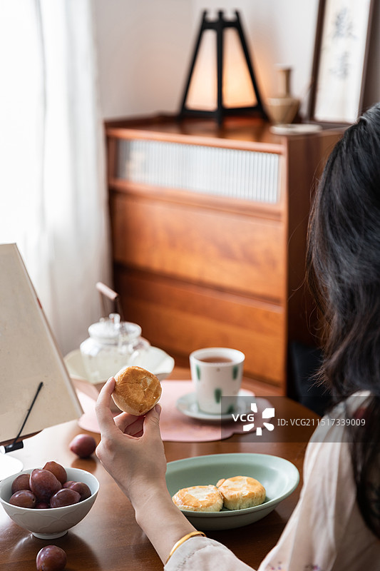 中式下午茶鲜花饼与普洱茶图片素材