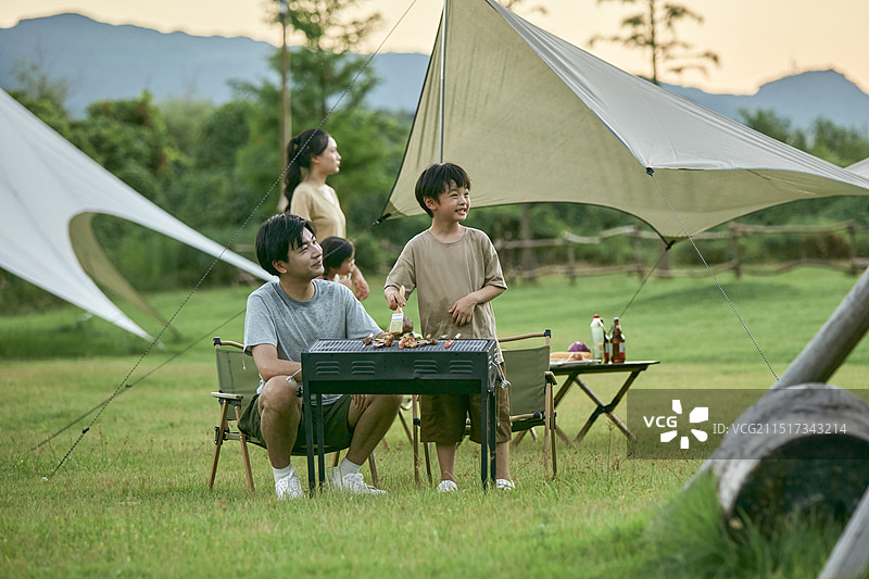 父亲教孩子们如何烧烤图片素材