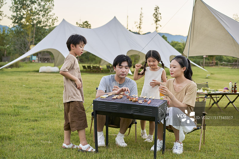 父母喂孩子吃烤肠图片素材