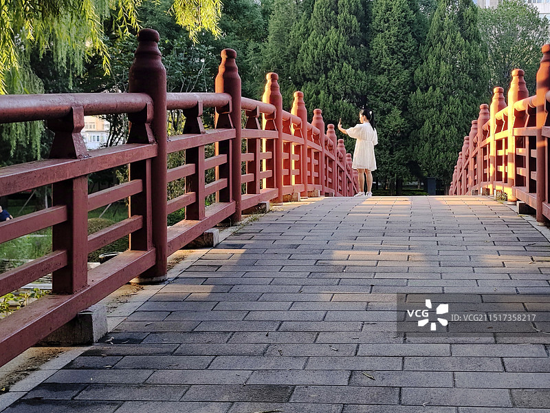 站在人行桥上拍照的人图片素材