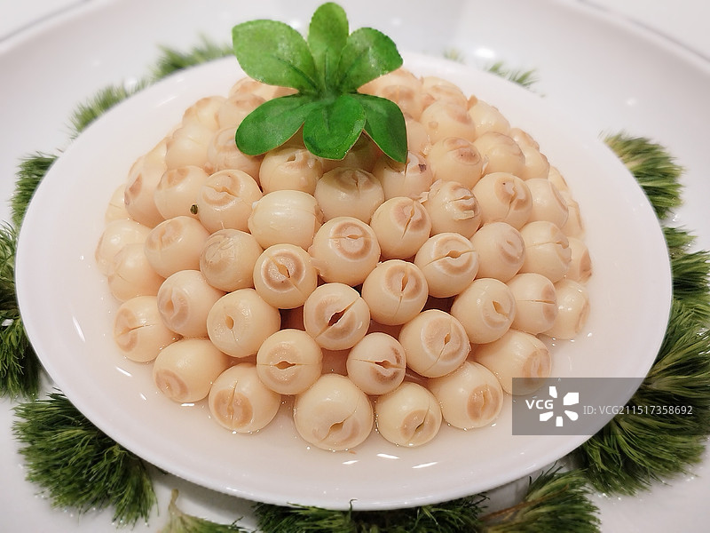 点菜时的摆盘：盘子里的莲子图片素材