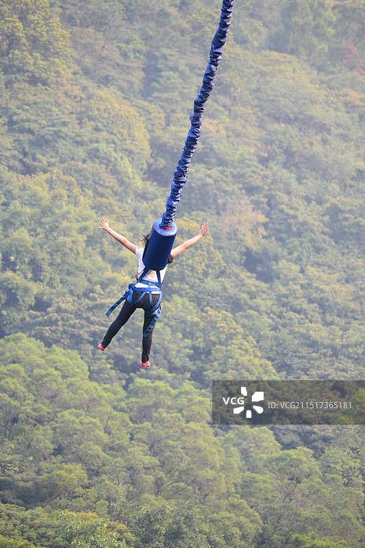 蹦极笨猪跳图片素材
