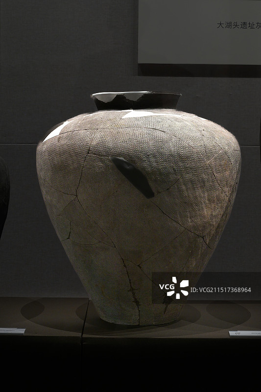 泥质陶罐_绍兴博物馆_考古越国展图片素材