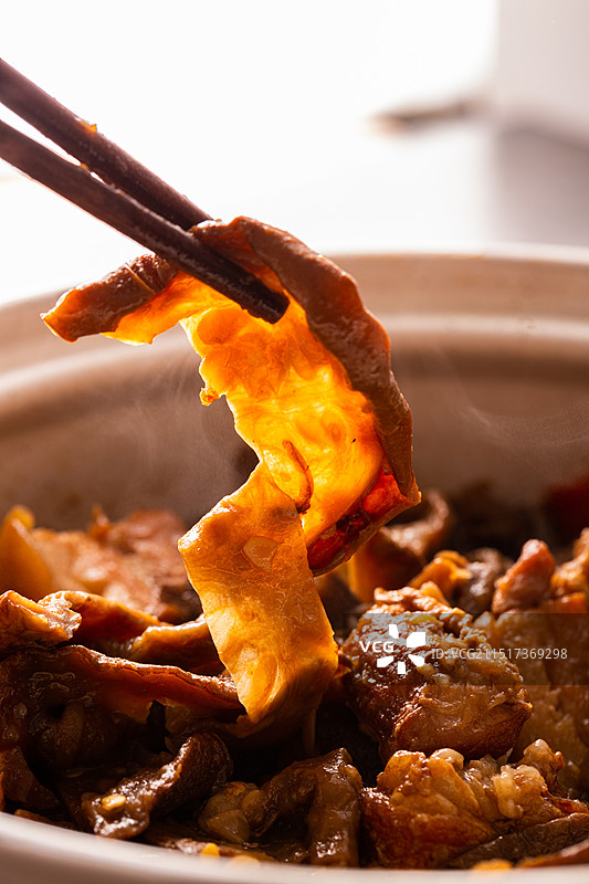 筷子夹起一块菜谱特写图片素材