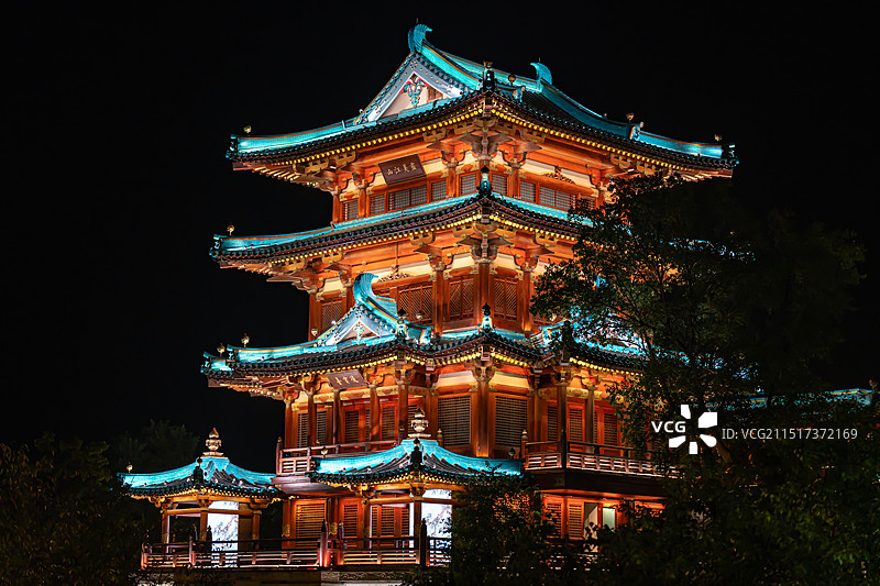 南京金陵小城夜晚亮灯的凌霄台图片素材