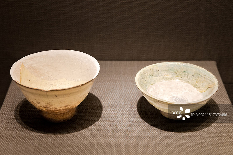 宁夏西夏王陵博物馆的文物白釉高足瓷碗和白釉瓷碗图片素材