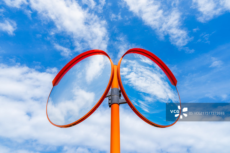 蓝天白云，交通安全，凸面镜，广角镜，球面镜，反光镜，转弯镜，道路交通凸面镜，角落，路边，安全设备图片素材