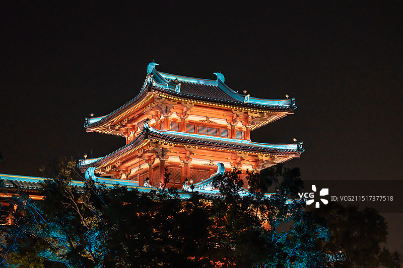 南京金陵小城夜晚亮灯的凌霄台图片素材