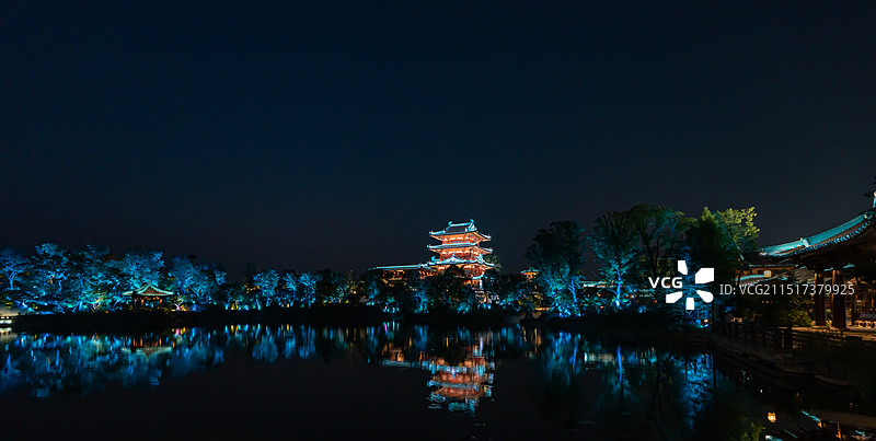 南京金陵小城绿筱园里远望凌霄台夜景图片素材