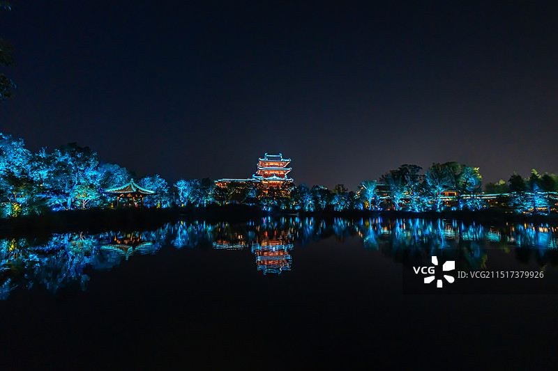 南京金陵小城绿筱园里夜晚亮灯的凌霄台图片素材