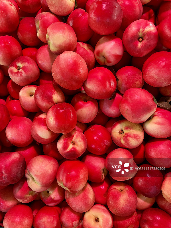 市场上出售的新鲜红色桃子图片素材