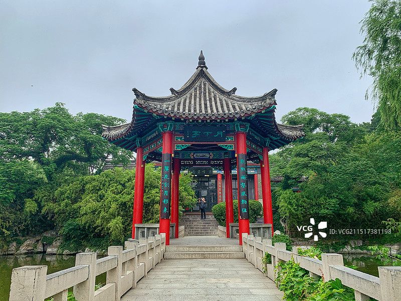 月下亭        摄于济南市大明湖景区。图片素材