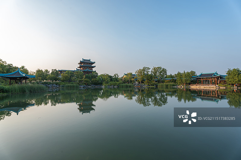 南京金陵小城绿筱园里远望凌霄台图片素材