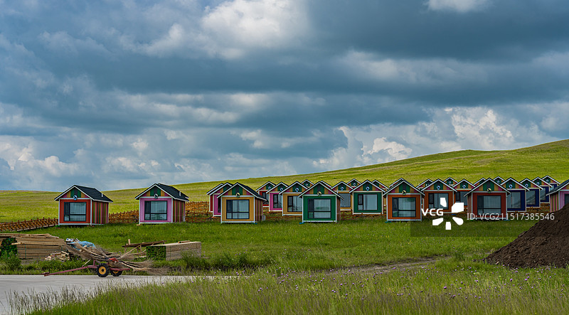 草原上的彩色房子图片素材