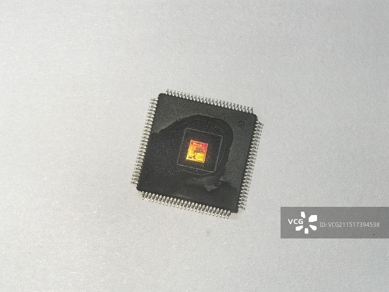 一颗开盖后的芯片图片素材