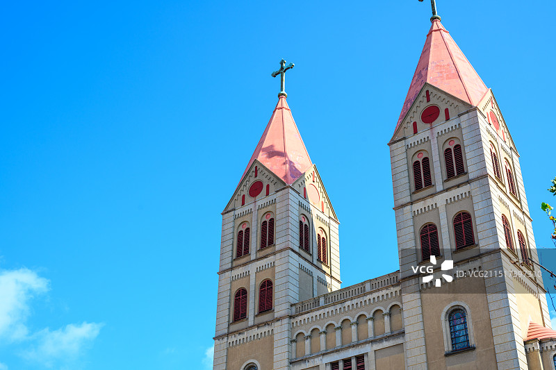 中国山东省青岛圣弥厄尔天主教堂建筑外部图片素材