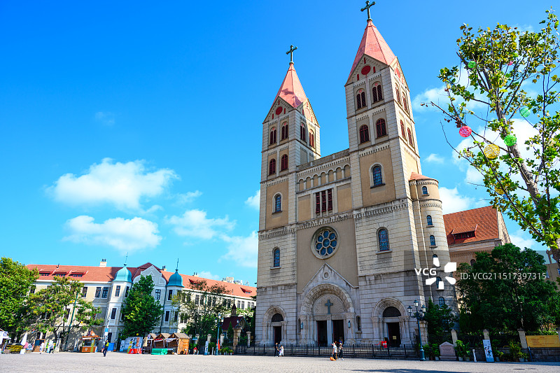 中国山东省青岛圣弥厄尔天主教堂建筑外部图片素材