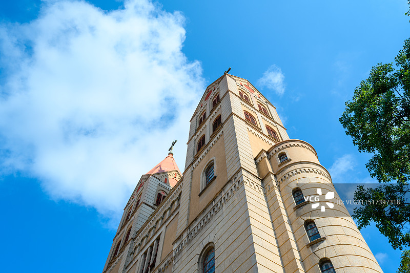 中国山东省青岛圣弥厄尔天主教堂建筑外部图片素材