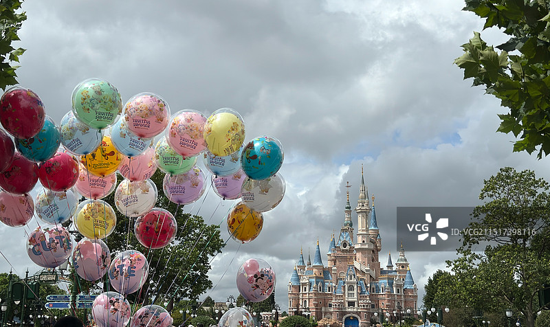 上海迪士尼乐园城堡日景图片素材