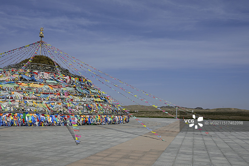 有云的蓝天下中国内蒙古自治区巴彦淖尔乌拉特中旗“生态园”敖包祭祀台图片素材