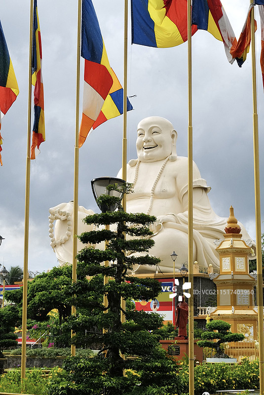 越南湄公河三角洲美拖市著名寺庙永长寺及寺内弥勒佛图片素材