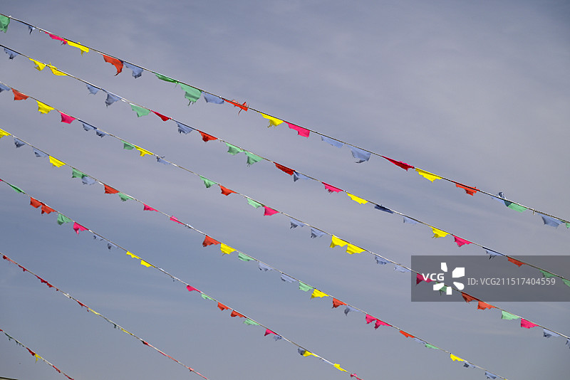 悬挂在天空中飘扬的彩色燕尾装饰旗的低角度视图图片素材
