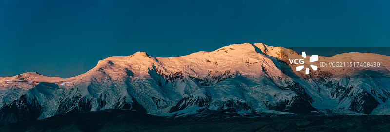 新疆公格尔九别峰日落金山图片素材