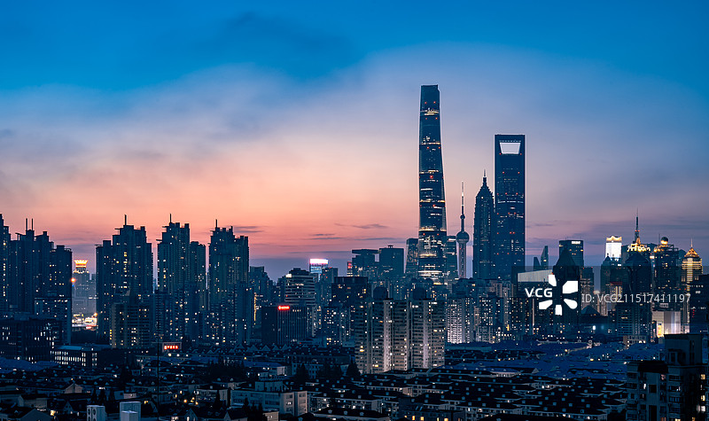 蓝调时分的陆家嘴四件套内透图片素材