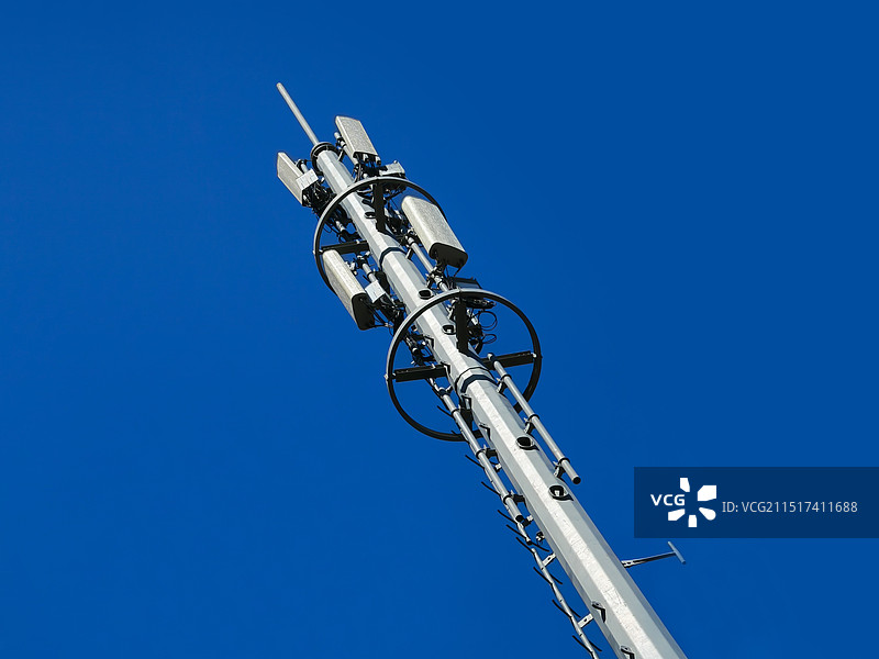 5G基站通信塔信号塔网络电线图片素材