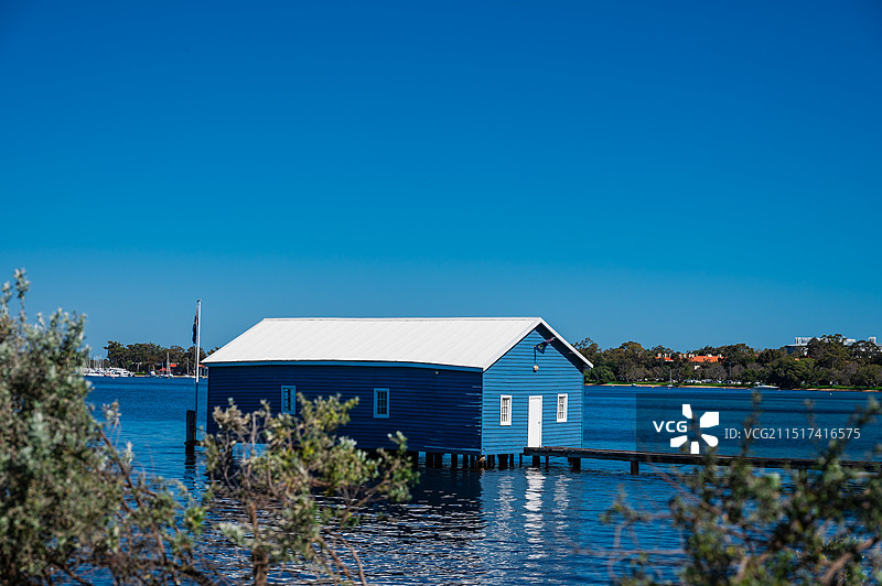 珀斯河边/海边的蓝房子，十分宁静图片素材