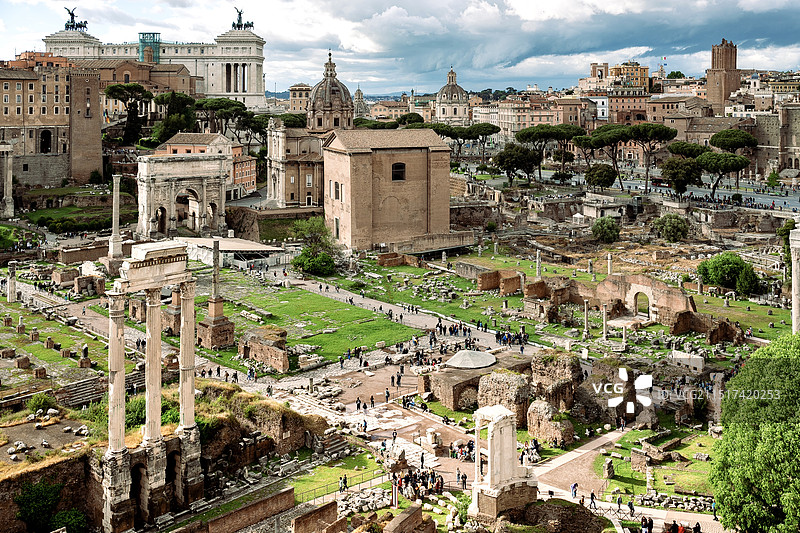 阳光下的罗马古城图片素材