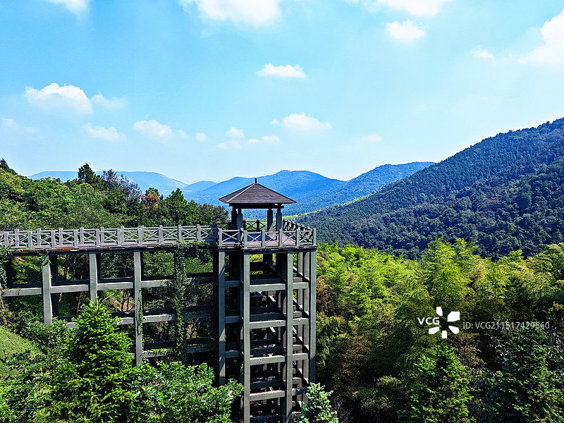 大山里的观景台-镇江句容磨盘山图片素材